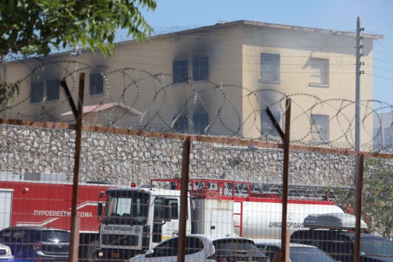 Αναστάτωση στις φυλακές Κορυδαλλού – Κρατούμενοι έβαλαν φωτιά σε στρώματα [vid]