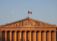 Γαλλία: Η κρίση χρέους απειλεί να γίνει «βόμβα» πριν τις εκλογές του 2027