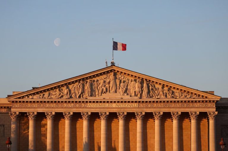 Γαλλία: Η κρίση χρέους απειλεί να γίνει «βόμβα» πριν τις εκλογές του 2027