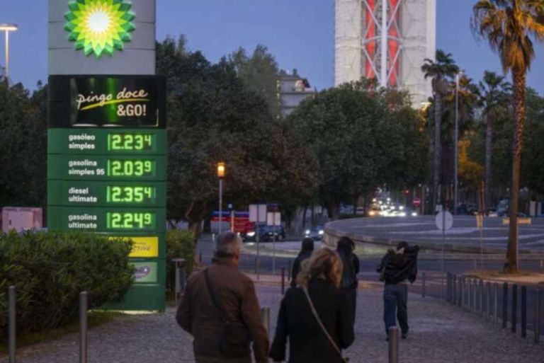 Το 20% του παγκόσμιου πετρελαίου σε κίνδυνο – Άλμα 4,3% στο Brent μετά την κρίση στα Στενά του Ορμούζ