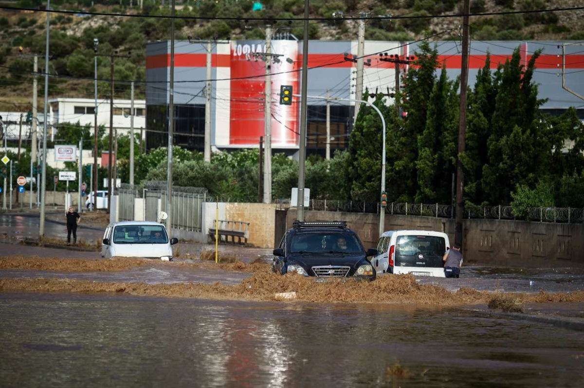 “Πνίγηκε” η Αττική: Στο «κόκκινο» η Πυροσβεστική με 940 κλήσεις για βοήθεια λόγω της σφοδρής κακοκαιρίας