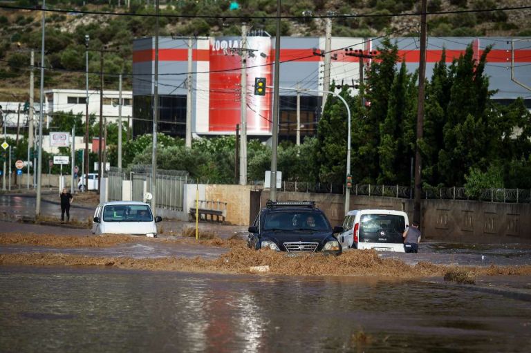 “Πνίγηκε” η Αττική: Στο «κόκκινο» η Πυροσβεστική με 940 κλήσεις για βοήθεια λόγω της σφοδρής κακοκαιρίας
