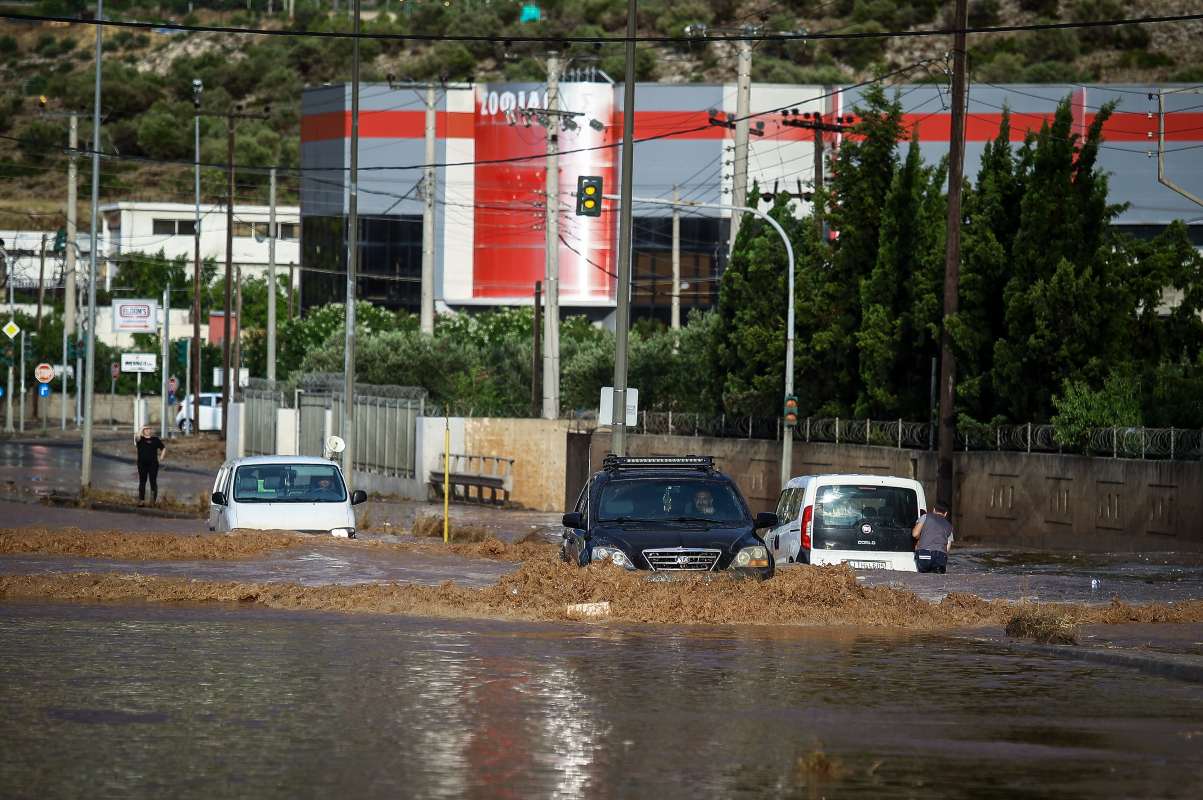 “Πνίγηκε” η Αττική: Στο «κόκκινο» η Πυροσβεστική με 940 κλήσεις για βοήθεια λόγω της σφοδρής κακοκαιρίας