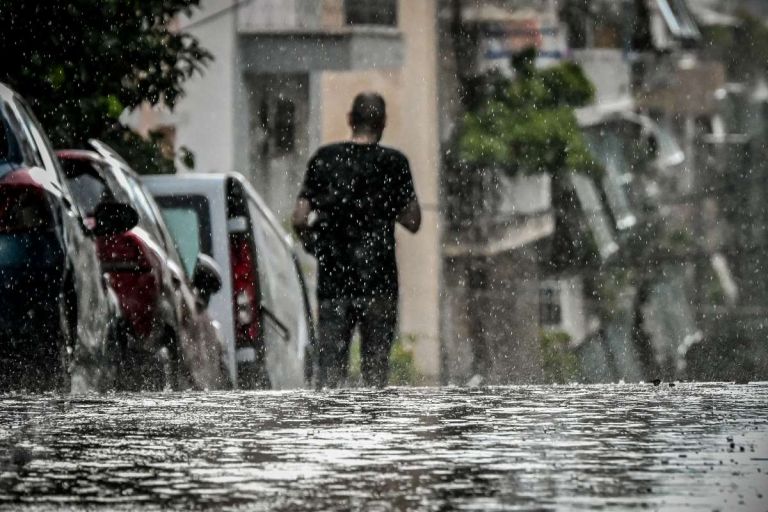 Καιρός σήμερα [25/7]: Συνεχίζεται η κακοκαιρία – Συναγερμός σε Σποράδες και Εύβοια