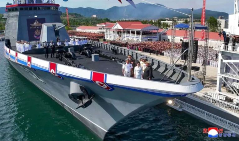 Βόρεια Κορέα: Ο Κιμ επέβλεψε δοκιμή οπλισμού νέου αντιτορπιλικού – Η κόρη του στο επίκεντρο