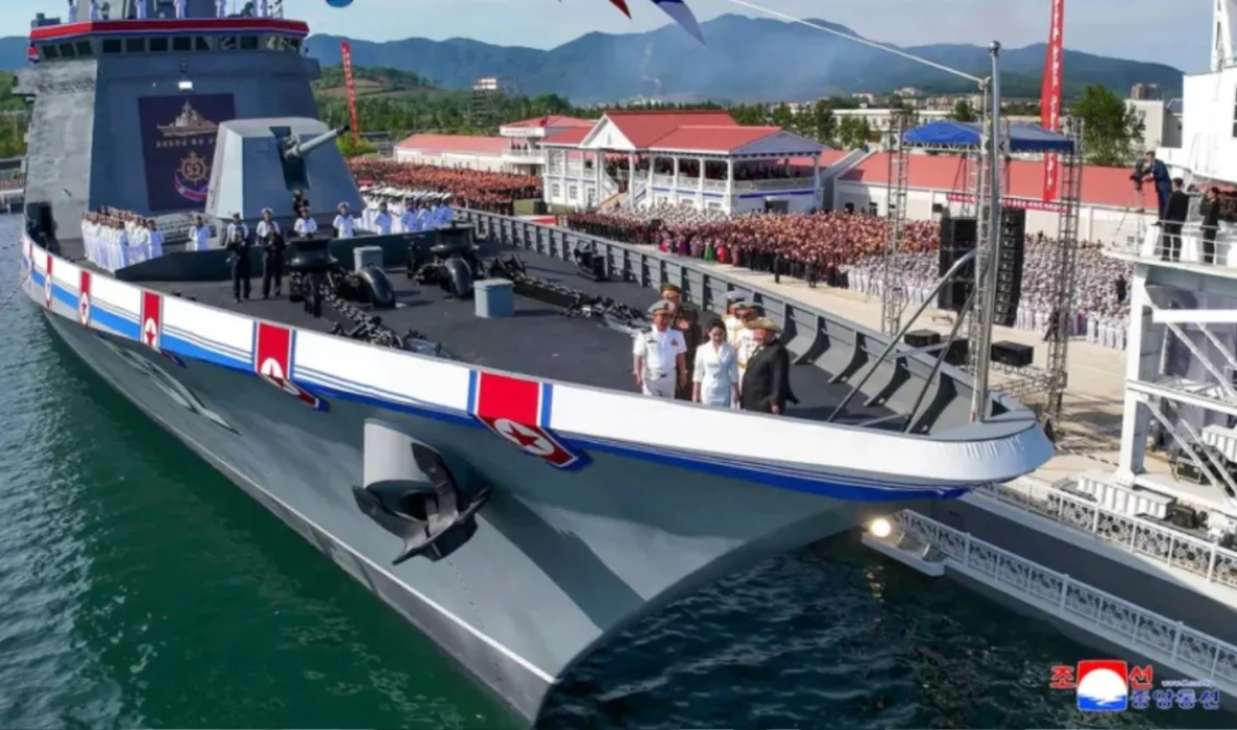 Βόρεια Κορέα: Ο Κιμ επέβλεψε δοκιμή οπλισμού νέου αντιτορπιλικού – Η κόρη του στο επίκεντρο