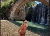 Με πολύχρωμο μπικίνι στους καταρράκτες – Η Κλέλια Ανδριολάτου έκλεψε τις εντυπώσεις [pics]