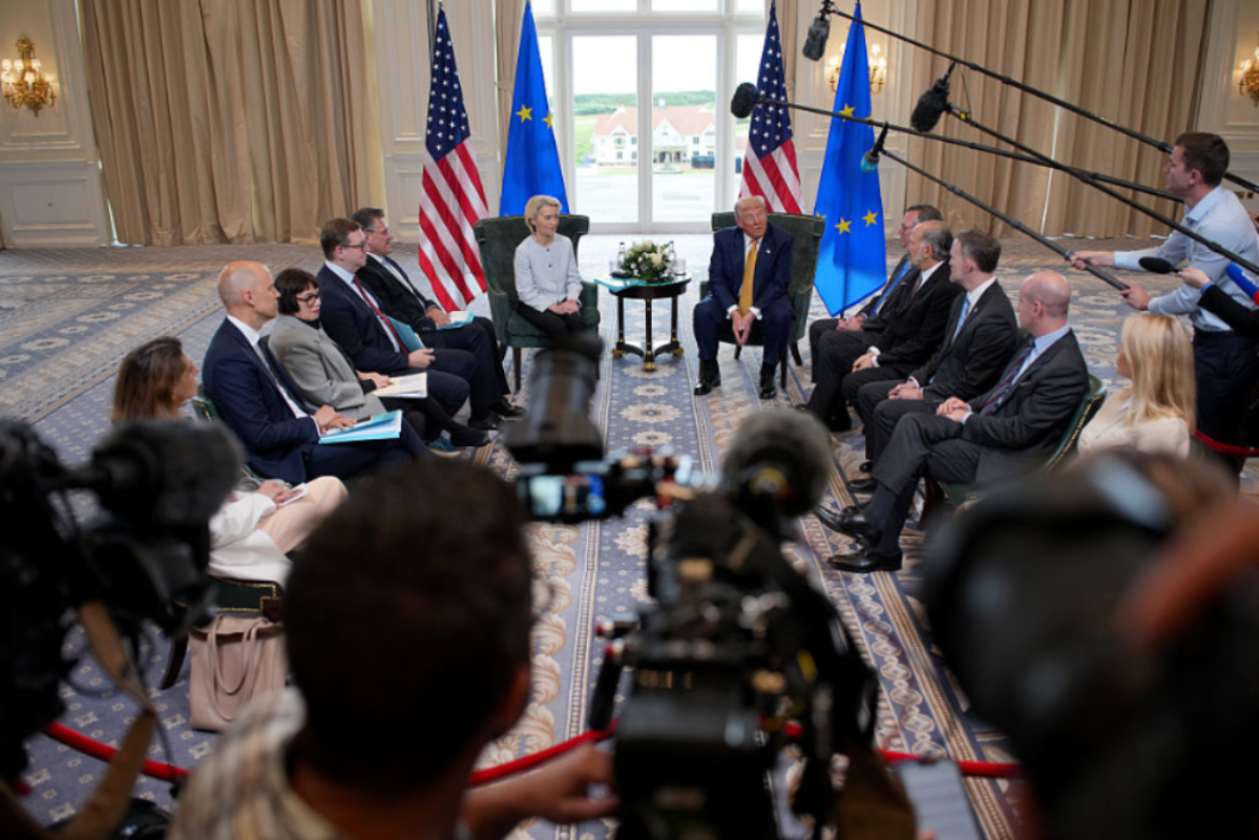 ΕΕ – ΗΠΑ: Η Ευρώπη πανηγυρίζει πρόωρα; Ο Τραμπ αλλάζει τους δασμούς, όχι τη στρατηγική του