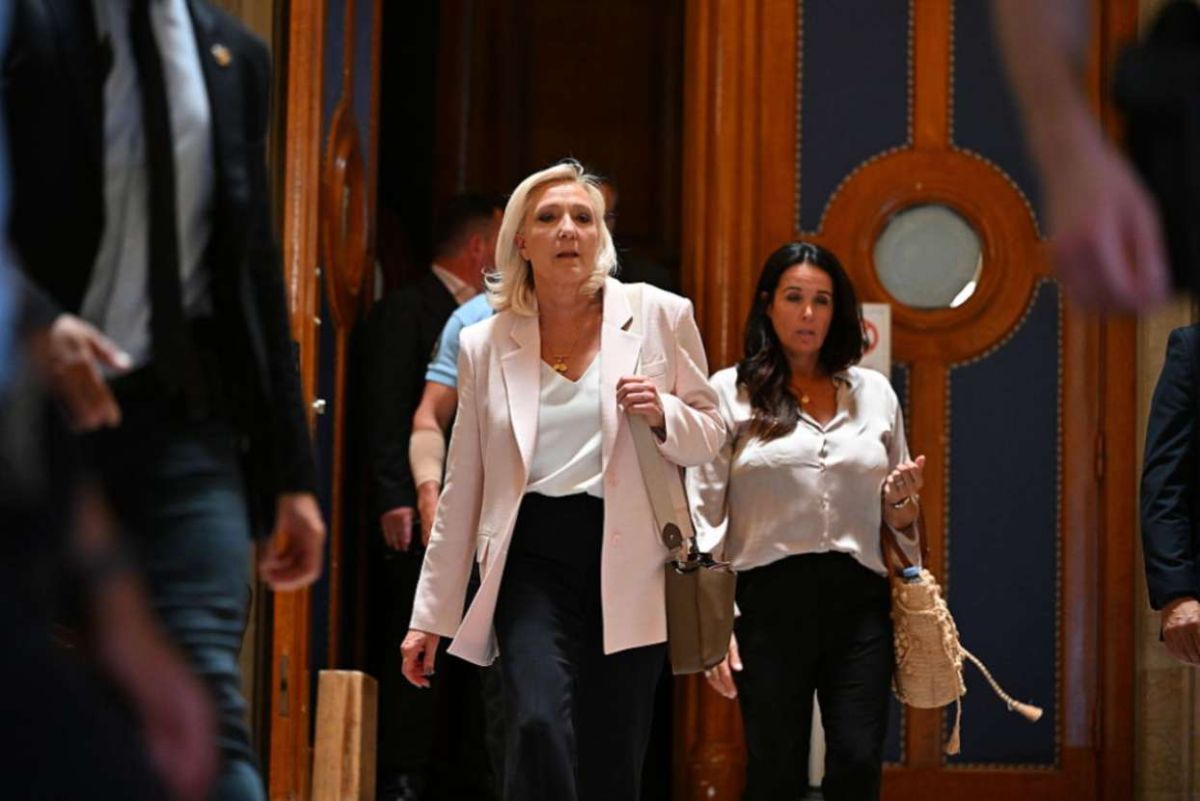 Λεπέν: Μπορεί να είναι υποψήφια πρόεδρος, αλλά με ηλεκτρονικό «βραχιολάκι» – Πολιτικός σεισμός στη Γαλλία