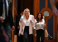 Λεπέν: Μπορεί να είναι υποψήφια πρόεδρος, αλλά με ηλεκτρονικό «βραχιολάκι» – Πολιτικός σεισμός στη Γαλλία