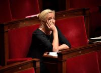 Γαλλία: Η Μαρίν Λεπέν δίνει μάχη όχι μόνο με τη Δικαιοσύνη αλλά και με τις τράπεζες
