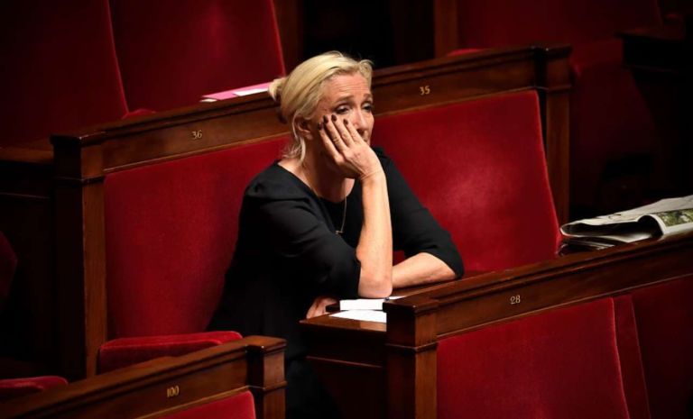 Γαλλία: Η Μαρίν Λεπέν δίνει μάχη όχι μόνο με τη Δικαιοσύνη αλλά και με τις τράπεζες