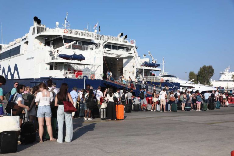 Έξοδος αδειούχων: Πάνω από 50.000 έφυγαν από τα λιμάνια της Αττικής την Παρασκευή