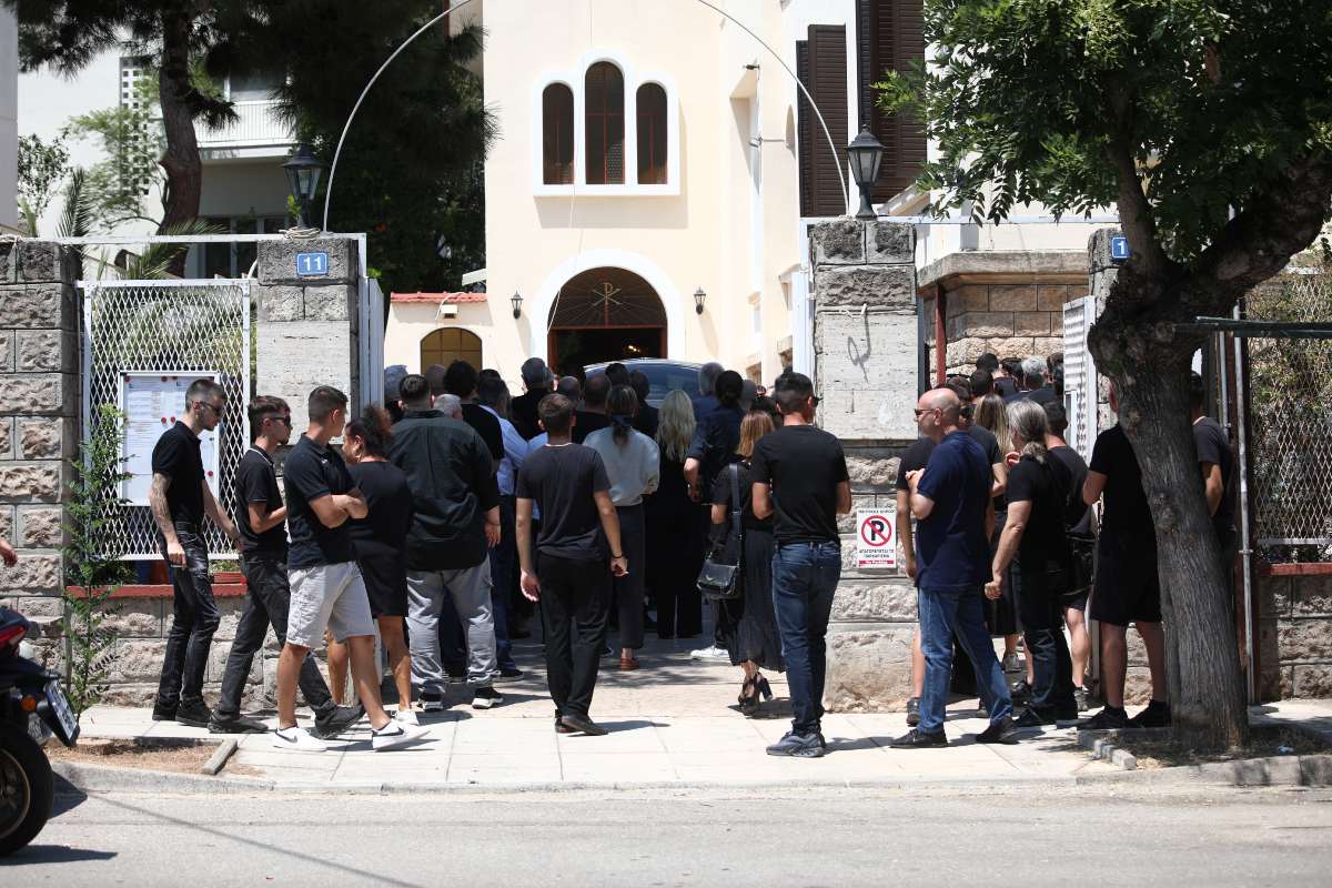 Λορέντζο Καριέρε: Σε κλίμα συγκίνησης το τελευταίο αντίο από συγγενείς και φίλους [pics,vid]