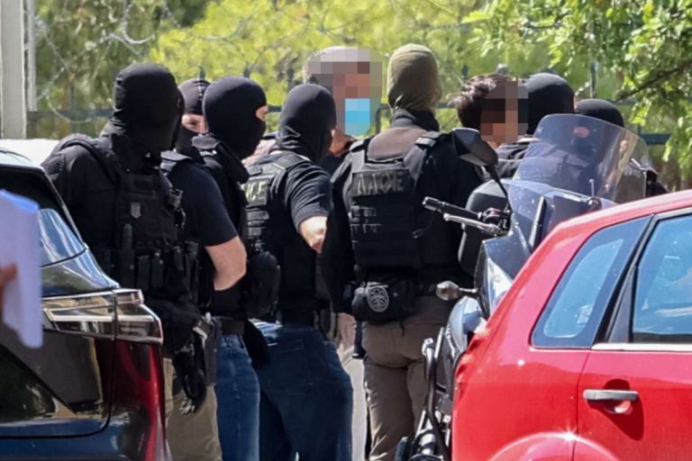Marfin: Στην Ευελπίδων για να απολογηθούν οι δύο 42χρονοι συλληφθέντες για την εμπρηστική επίθεση