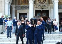 Το τελευταίο “αντίο” στη Μάρω Κοντού: Συγκίνηση στη Μητρόπολη Αθηνών – Ποιοι έδωσαν το παρών