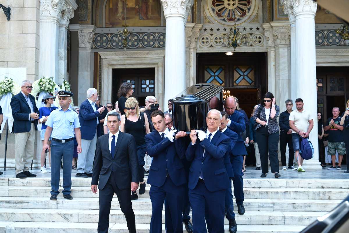 Το τελευταίο “αντίο” στη Μάρω Κοντού: Συγκίνηση στη Μητρόπολη Αθηνών – Ποιοι έδωσαν το παρών