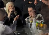 Πανηγύρι με… άρωμα πίστας: Η Χαρά Βέρρα τραγούδησε στο τραπέζι του Γιώργου Μαζωνάκη [vid]