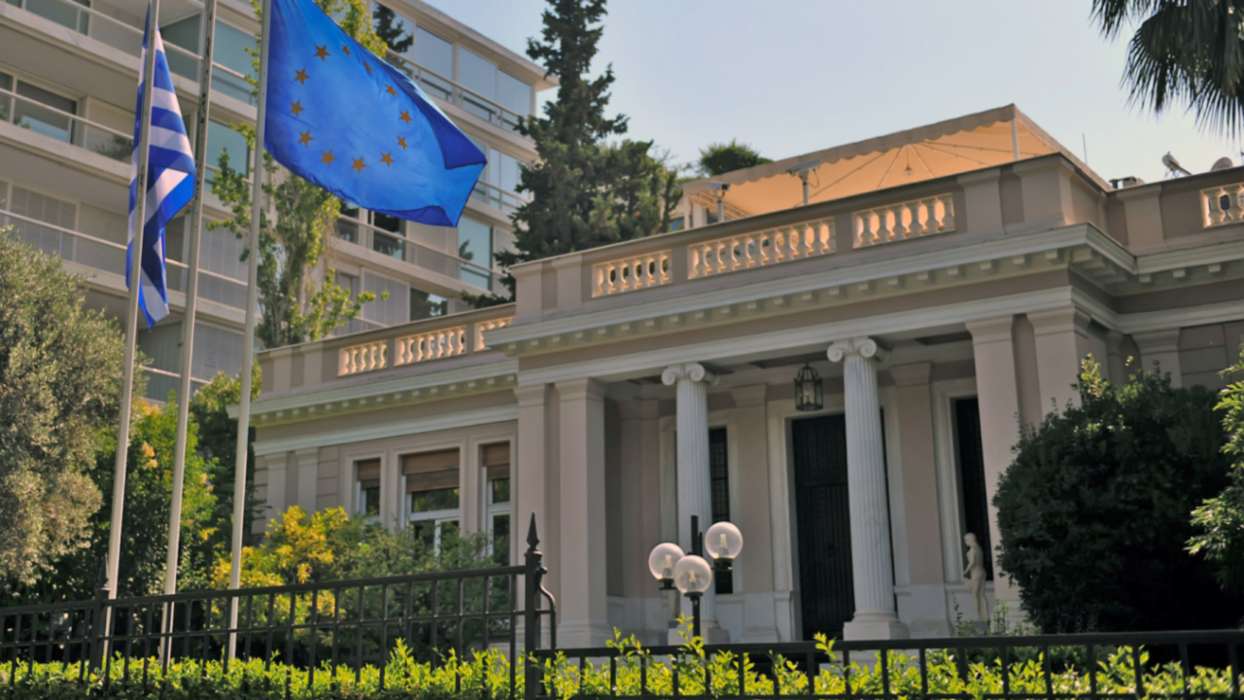 «Ένα email στείλαμε,όχι AI»:Ο Ρώσος φαρσέρ διαψεύδει το Μαξίμου και μετατρέπει την υπόθεση σε πολιτικό ζήτημα
