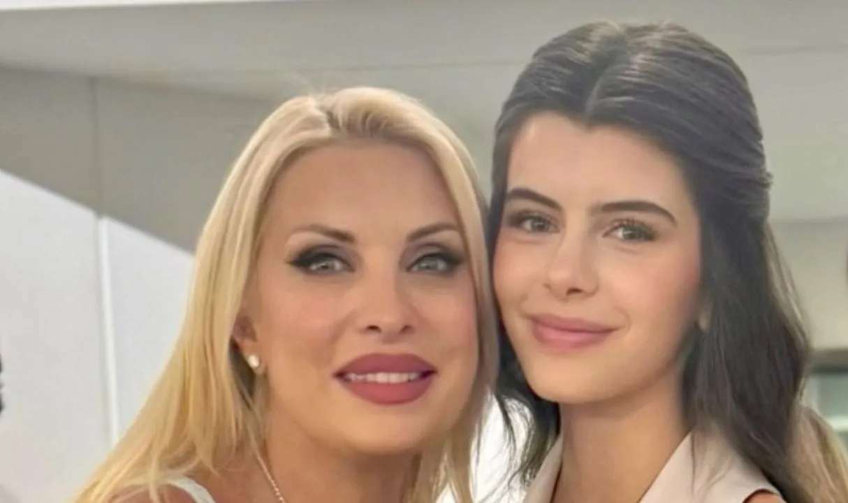 Ελένη Μενεγάκη: Χαμόγελα και περηφάνια για την αποφοίτηση της Βαλέριας [pics]