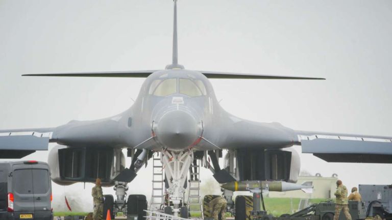 Οι ΗΠΑ κλιμακώνουν με βομβαρδιστικά B-1 – Στο «κόκκινο» η σύγκρουση με το Ιράν