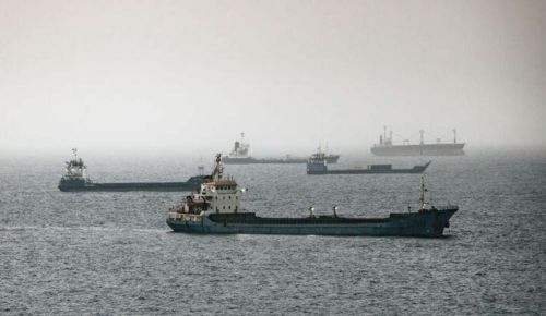 Το πετρέλαιο κάτω από 71 δολάρια καθώς προχωρούν οι συνομιλίες ΗΠΑ–Ιράν και ανακάμπτουν οι εξαγωγές από Κόλπο