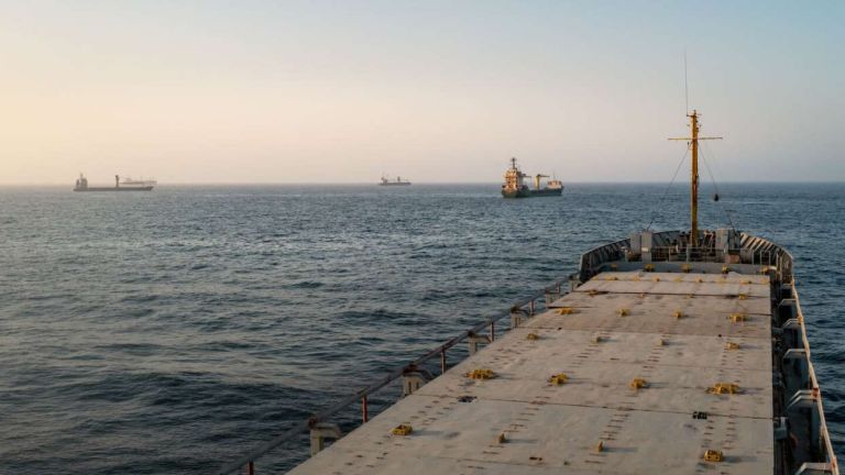 Πτώση στις τιμές πετρελαίου μετά την αύξηση της παραγωγής από OPEC+–Επανέρχεται η ναυσιπλοΐα στo Ορμούζ