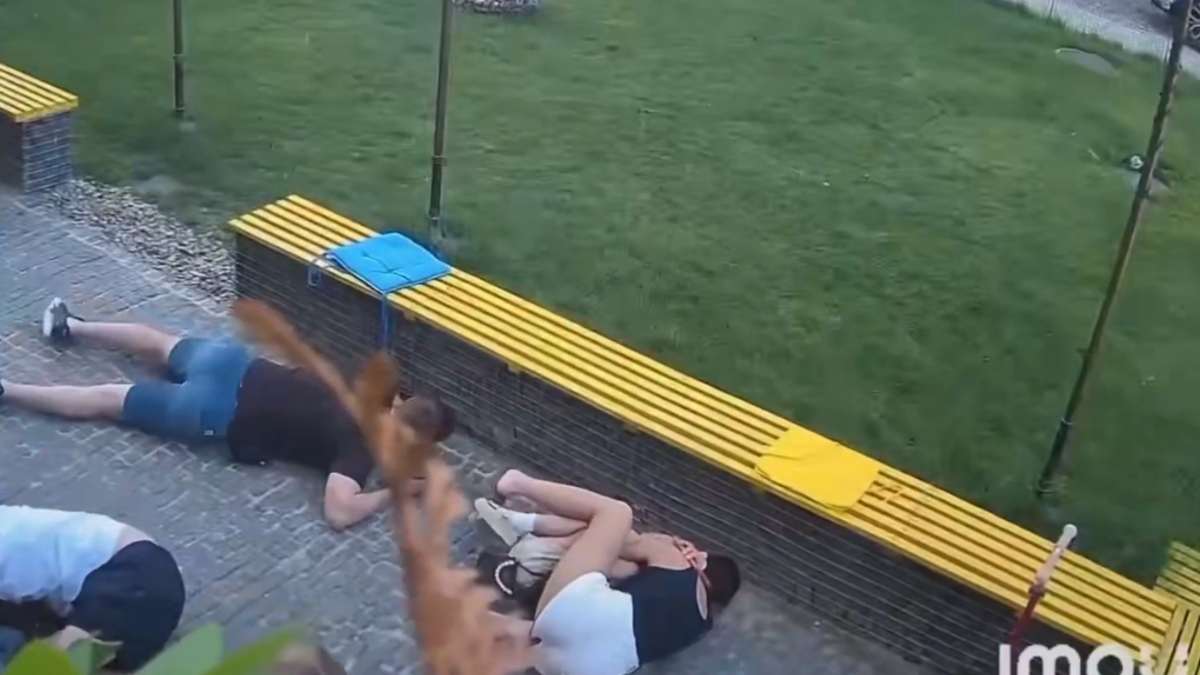 Ουκρανία: Ρωσικό σφυροκόπημα με έξι νεκρούς και δεκάδες τραυματίες – Θραύσματα πυραύλου πέφτουν σε πάρκο