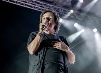 Βασίλης Παπακωνσταντίνου: Διέκοψε συναυλία στο Ηράκλειο λόγω καπνογόνων–«Δύο άνθρωποι κάηκαν εδώ δίπλα μας»