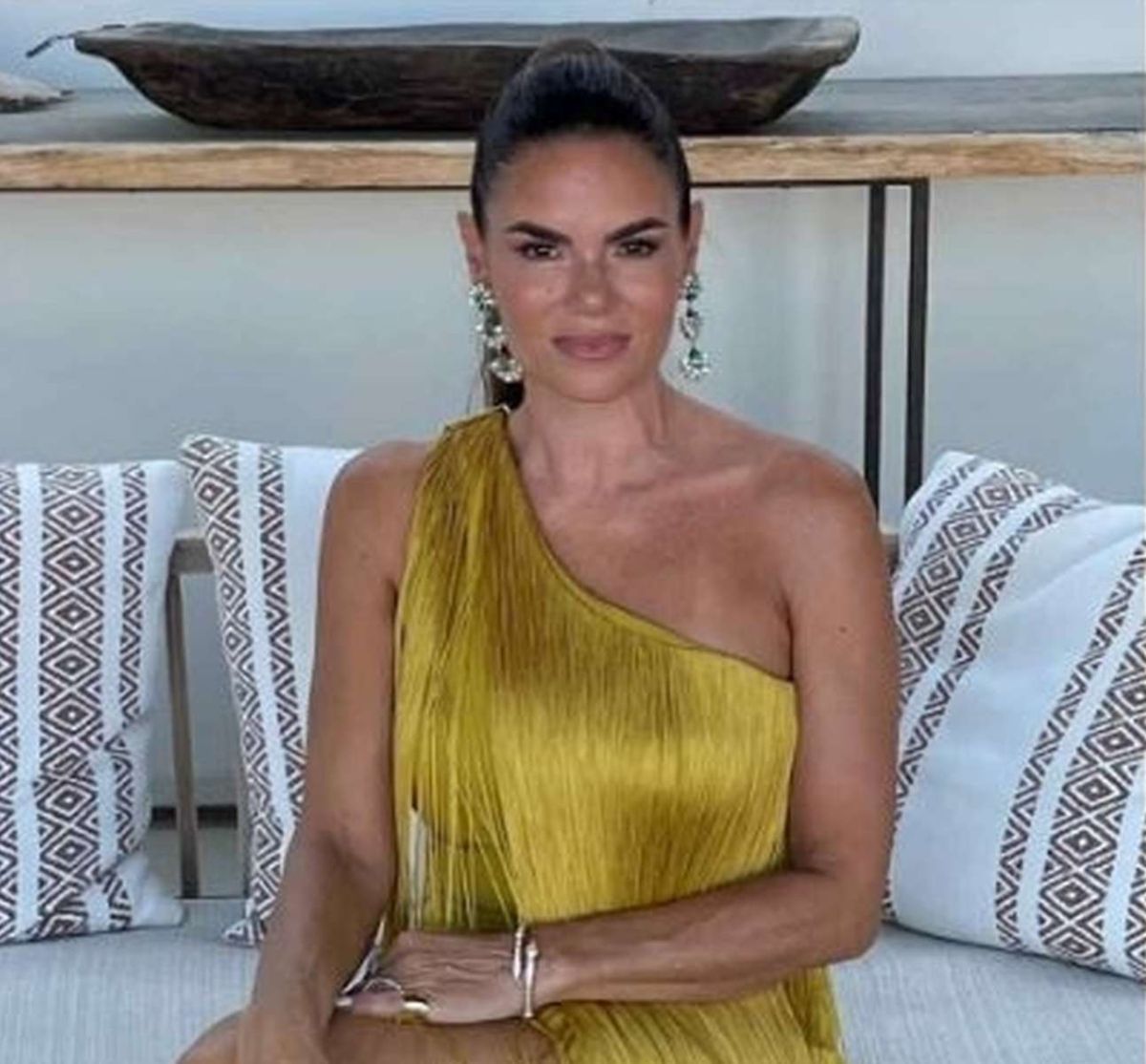 Η Μιράντα Πατέρα με λευκή δημιουργία στο front row της επίδειξης μόδας της Σήλιας Κριθαριώτη