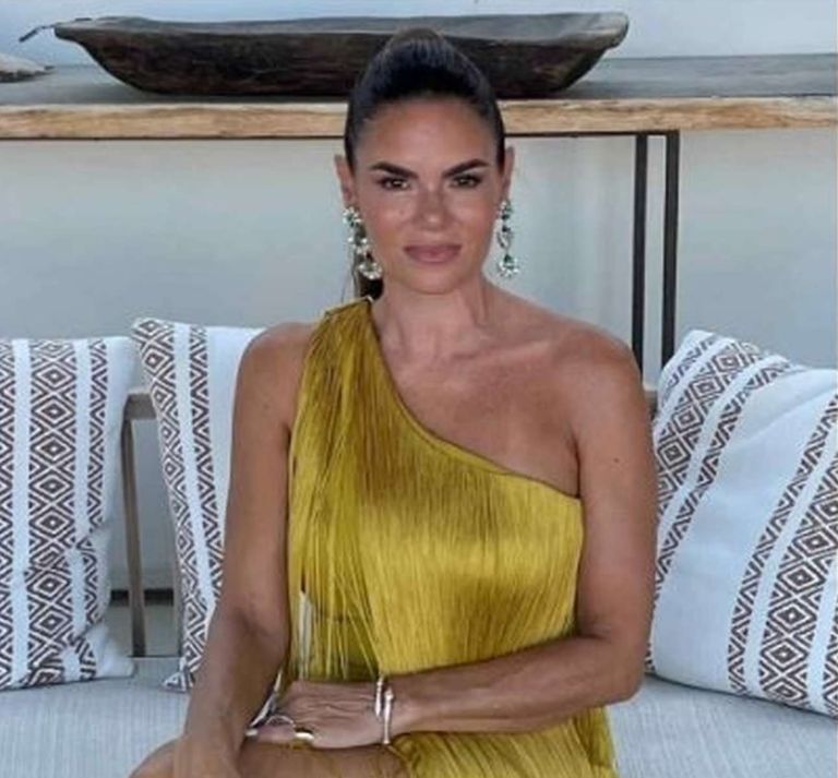 Η Μιράντα Πατέρα με λευκή δημιουργία στο front row της επίδειξης μόδας της Σήλιας Κριθαριώτη