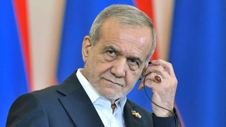 Πεζεσκιάν: Ανάμεσα στους Φρουρούς της Επανάστασης και τη Δύση