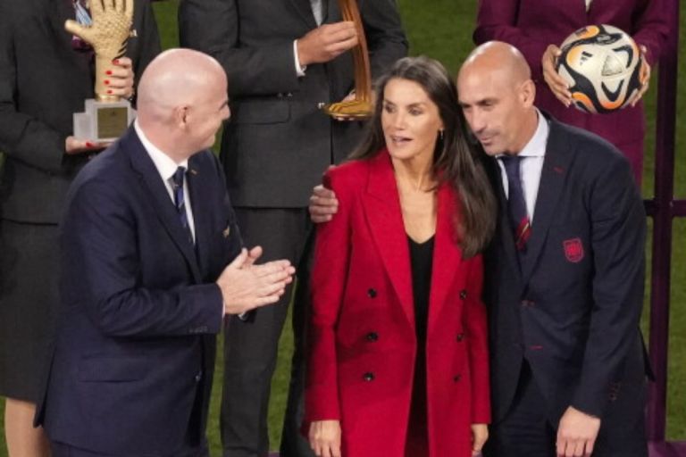Η βασίλισσα Λετίθια ντύθηκε στα κόκκινα για να στηρίξει την Ισπανία στον τελικό του Μουντιάλ