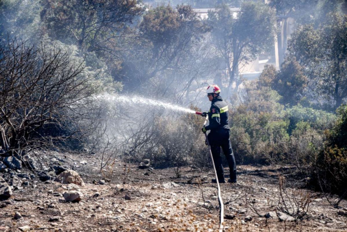 Συναγερμός στο Ρέθυμνο: Φωτιά στον Ασώματο, συνεχείς εκκενώσεις μέσω 112