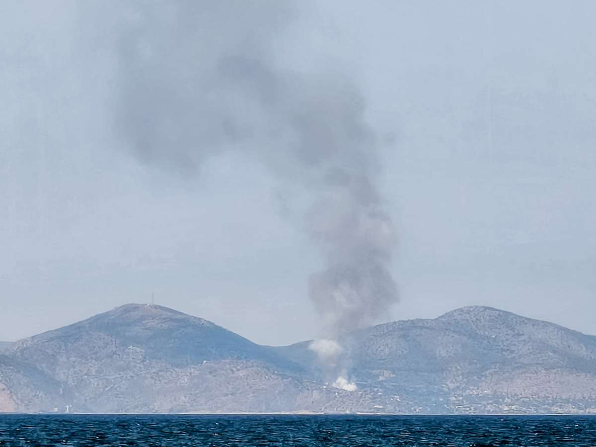 Φωτιά στα Σελίνια Σαλαμίνας – Ήχησε το 112 για εκκένωση του οικισμού [vid]