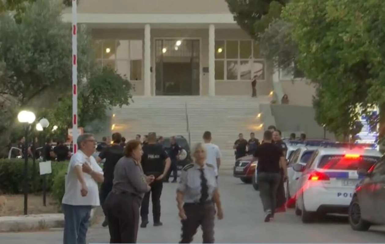 Φωτιά στο «Σισμανόγλειο»: «Μέσα σε πολύ λίγα δευτερόλεπτα είχε γεμίσει ο διάδρομος με καπνό»