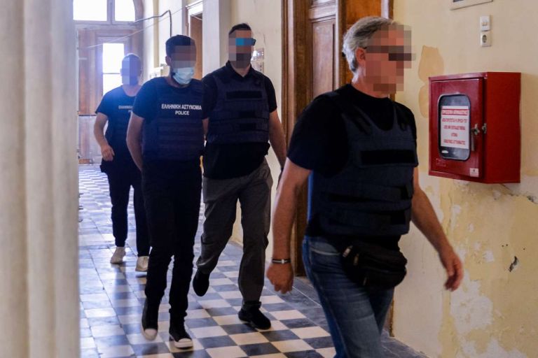 Σε κατ’ οίκον περιορισμό ο 41χρονος για τη δολοφονία της διασώστριας στη Σύρο – Επιμένει στην αυτοάμυνα