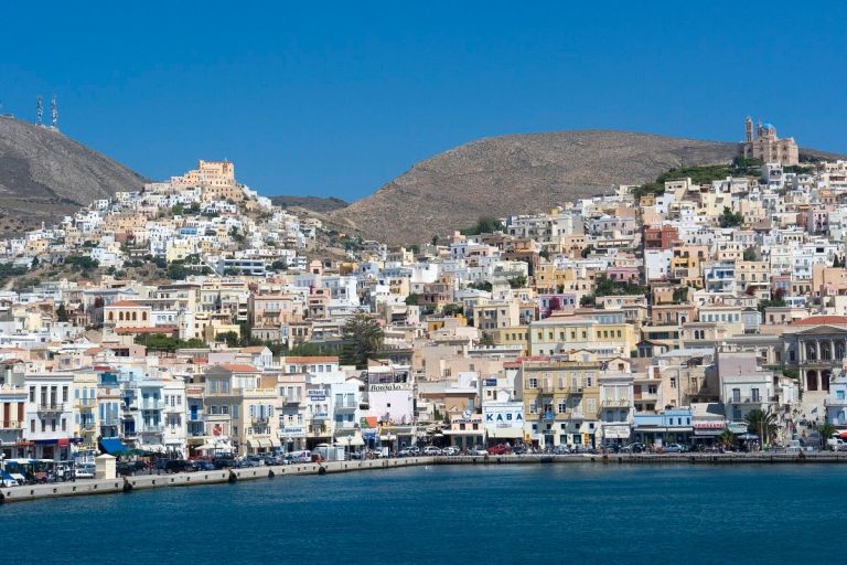 Σύρος: Το ελληνικό νησί που αποθεώνεται διεθνώς για την αρχιτεκτονική του