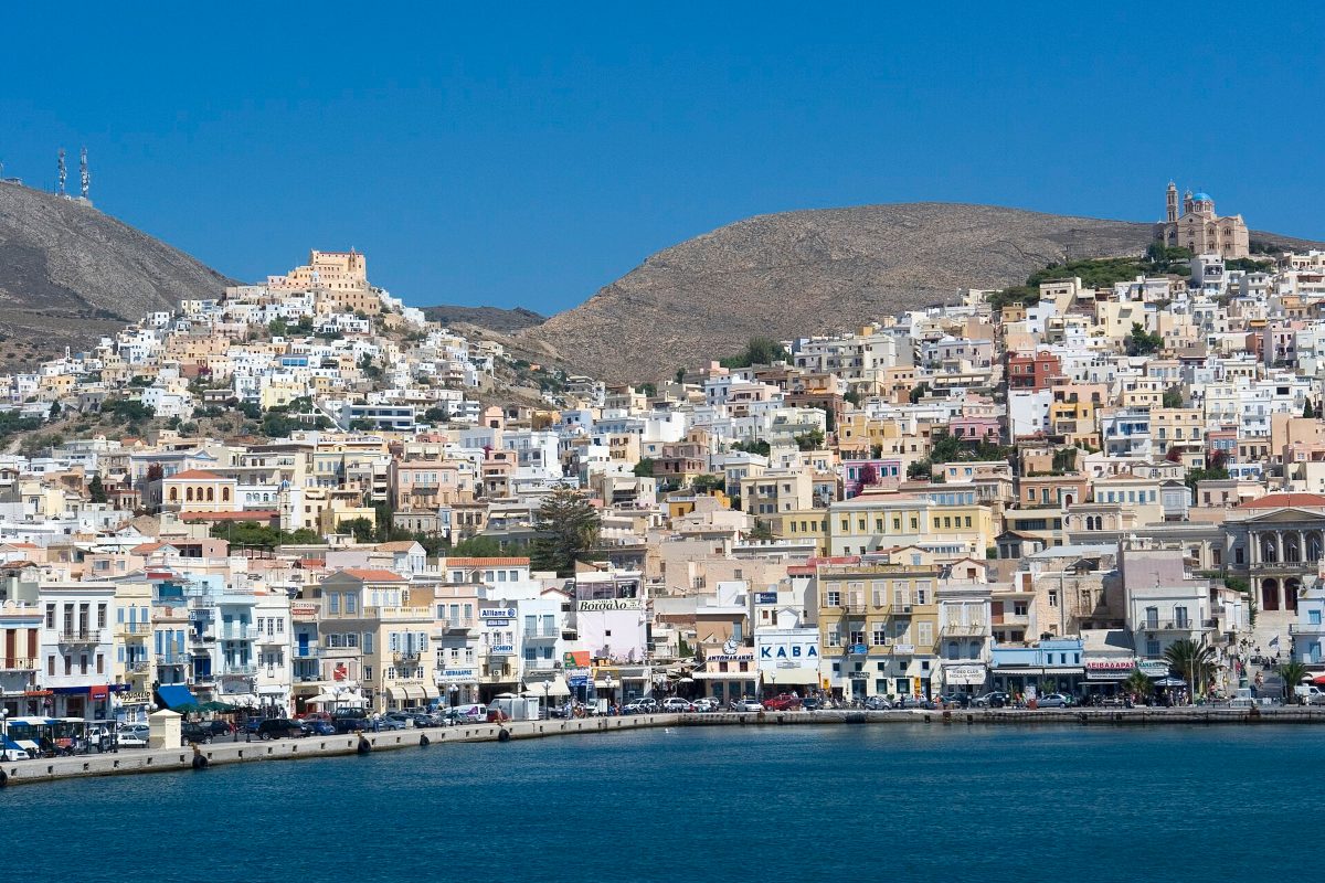 Σύρος: Το ελληνικό νησί που αποθεώνεται διεθνώς για την αρχιτεκτονική του