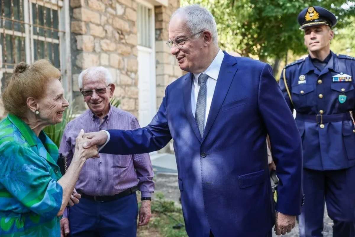 52 χρόνια Δημοκρατίας: Το μήνυμα ενότητας από το Προεδρικό Μέγαρο και οι πολιτικές απουσίες που συζητούνται