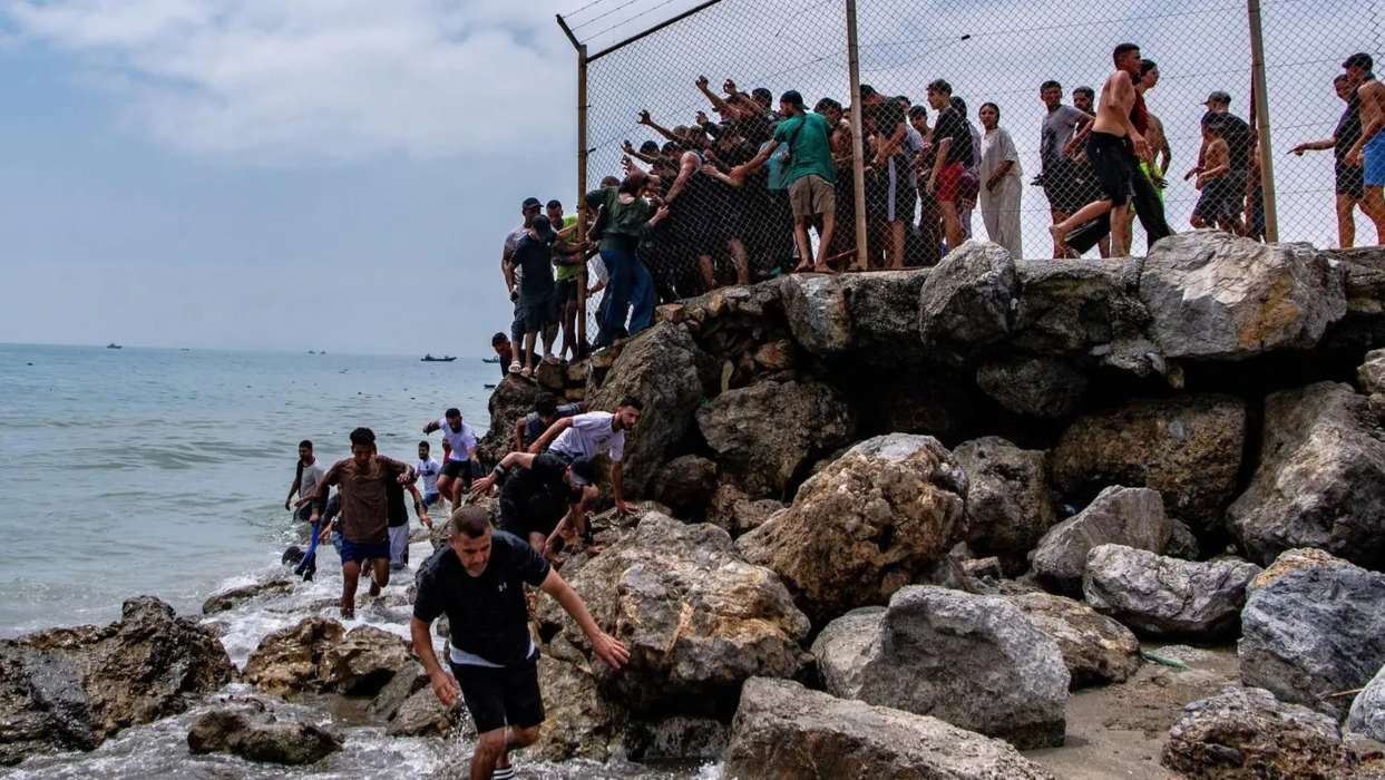 Η Ευρώπη αντιμέτωπη με νέα μεταναστευτική έκρηξη: Ο Σάντσεθ στέλνει στρατό στη Θέουτα