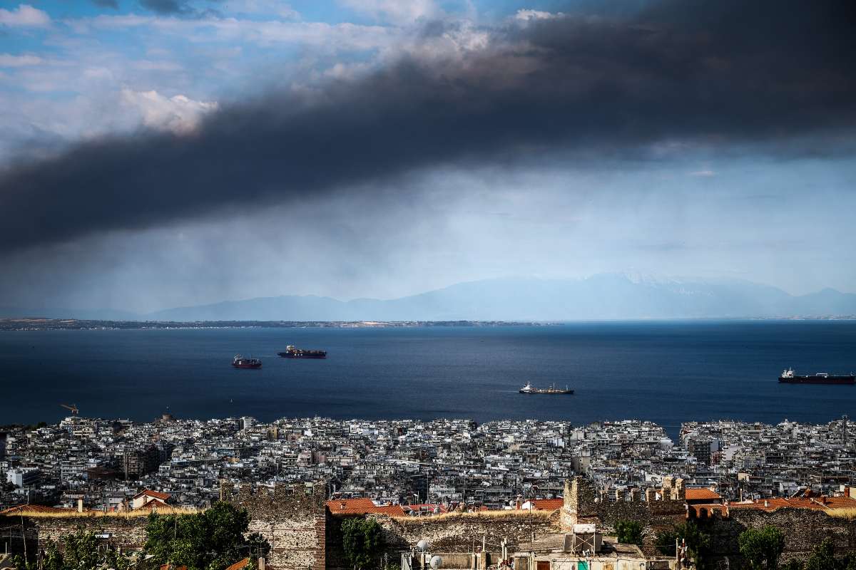 Φωτιά στο Ωραιόκαστρο: Τοξικό νέφος 20 χλμ «σκέπασε» την Θεσσαλονίκη [pics,vid]