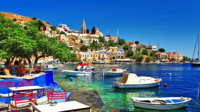 Ρεκόρ χωρίς αντίκρισμα; Ο ελληνικός τουρισμός γεμίζει τα νησιά αλλά όχι την οικονομία [vid]