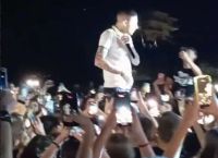 Trannos: Χαμός! Πέταξαν αντικείμενο στο πρόσωπό του και αποχώρησε εκνευρισμένος από συναυλία του [vid]