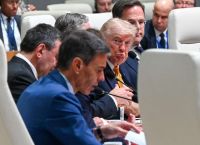 Τραμπ κατά Σάντσεθ: Το εμπόριο γίνεται όπλο – Νέα στρατηγική πίεσης προς την Ευρώπη