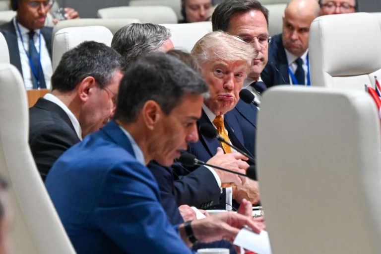 Τραμπ κατά Σάντσεθ: Το εμπόριο γίνεται όπλο – Νέα στρατηγική πίεσης προς την Ευρώπη