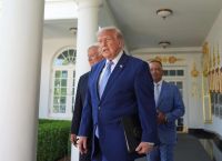 Εμπορικός πόλεμος ΗΠΑ–ΕΕ: Ο Τραμπ απειλεί με νέους δασμούς μετά το πρόστιμο-μαμούθ στη Google