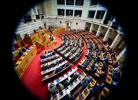 Συντάξεις χηρείας: Η κυβέρνηση κόβει την περικοπή, η αντιπολίτευση ανεβάζει τους τόνους πριν τη ΔΕΘ