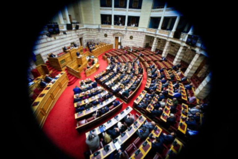 Συντάξεις χηρείας: Η κυβέρνηση κόβει την περικοπή, η αντιπολίτευση ανεβάζει τους τόνους πριν τη ΔΕΘ