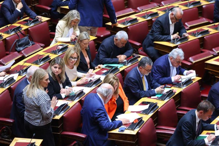 Συνταγματική Αναθεώρηση: Πέρασαν με 158–161 ψήφους – Το ΠΑΣΟΚ «κλείδωσε» την επόμενη Βουλή